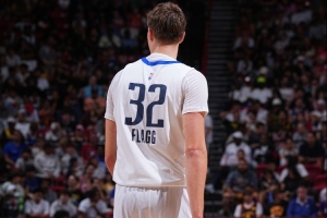 石油杯赛制-21中5得10分！弗拉格：我很难找到比赛节奏 这和大学有很大差异